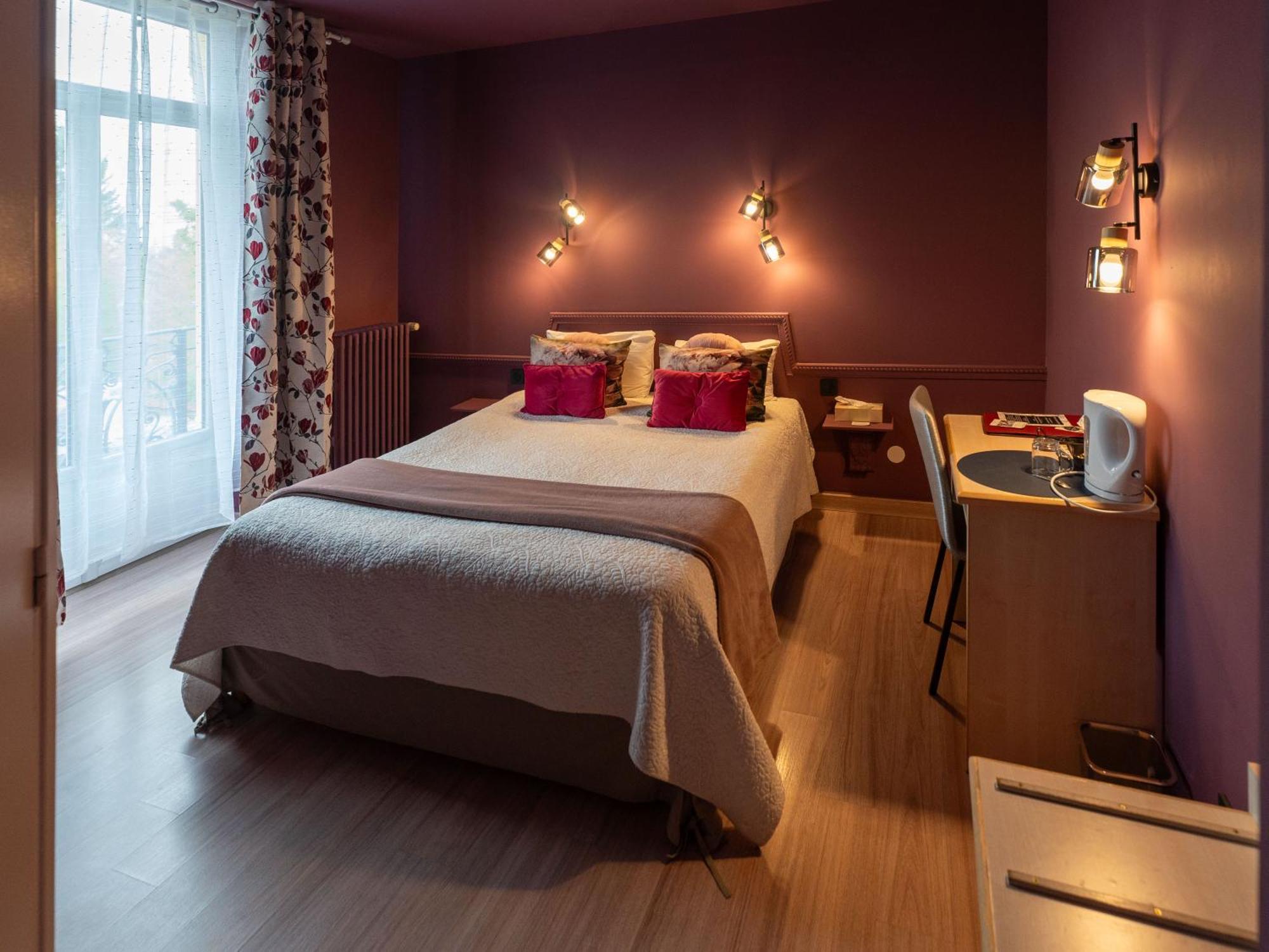 Hotel Des Dauphins Bourgoin-Jallieu Екстериор снимка